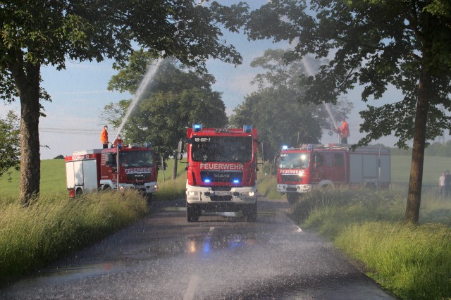 Der GW-L2 wird am 10.06.2021 am Ortseingang Willkommen geheißen, Foto: Freiwillige Feuerwehr Heiligendorf