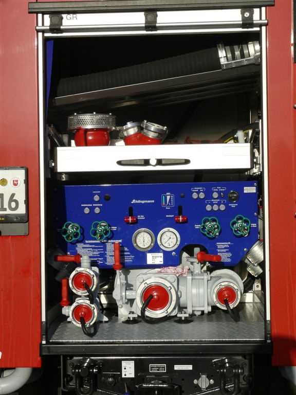 TLF 3000, Geräteraum Heck - Pumpenarmaturen, Foto: Freiwillige Feuerwehr Heiligendorf