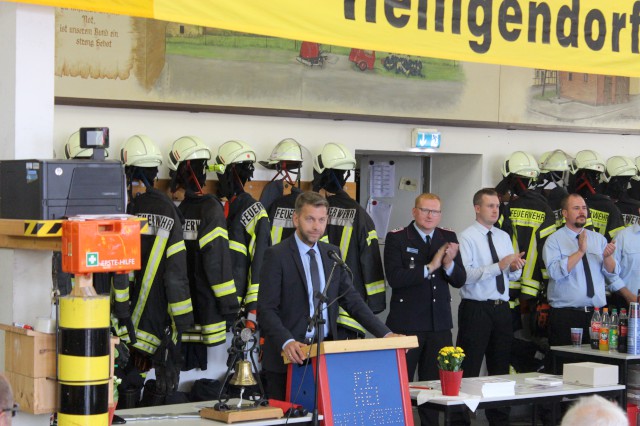 Offizielle Übergabe zweier Fahrzeuge durch Oberbürgermeister Weilmann, Foto: Freiwillige Feuerwehr Heiligendorf