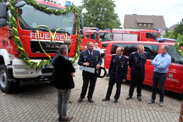 Offizielle Übergabe zweier Fahrzeuge durch Oberbürgermeister Weilmann, Foto: Freiwillige Feuerwehr Heiligendorf