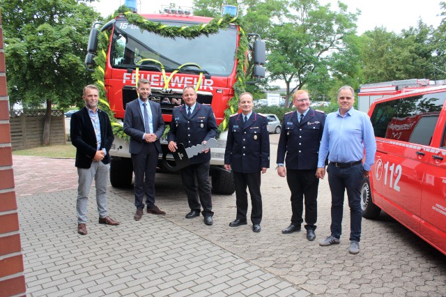 Offizielle Übergabe zweier Fahrzeuge durch Oberbürgermeister Weilmann, Foto: Freiwillige Feuerwehr Heiligendorf