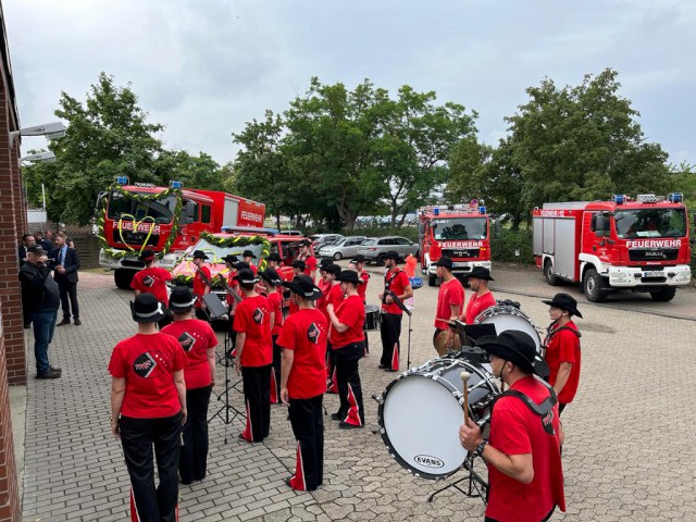 Offizielle Übergabe zweier Fahrzeuge durch Oberbürgermeister Weilmann, Foto: Freiwillige Feuerwehr Heiligendorf