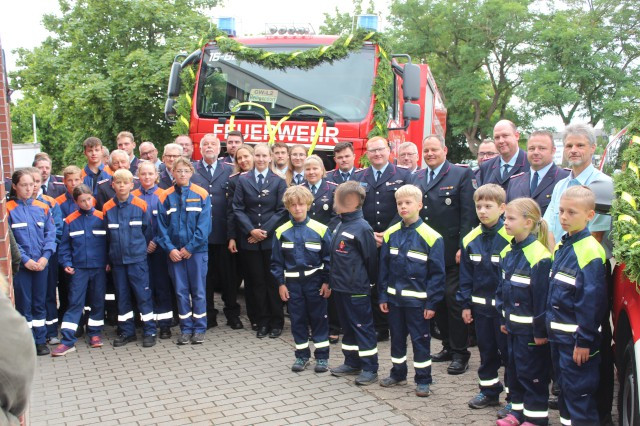 Offizielle Übergabe zweier Fahrzeuge durch Oberbürgermeister Weilmann, Foto: Freiwillige Feuerwehr Heiligendorf
