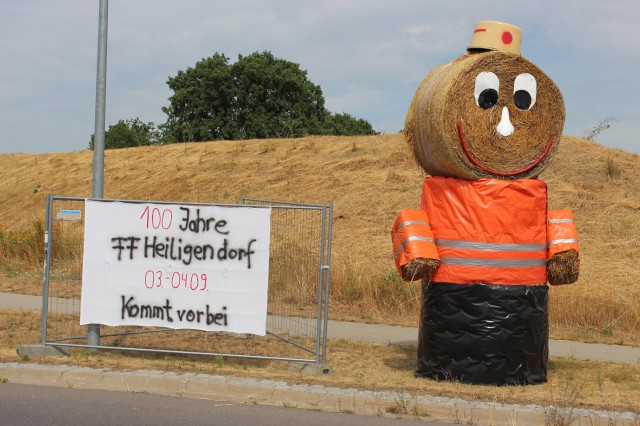 Feuerwehrmann/-frau aus Rundballen am Kreisel aus Neindorf, Foto: Freiwillige Feuerwehr Heiligendorf