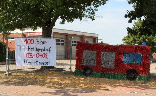 Feuerwehrauto aus Strohballen am Feuerwehrhaus, Foto: Freiwillige Feuerwehr Heiligendorf