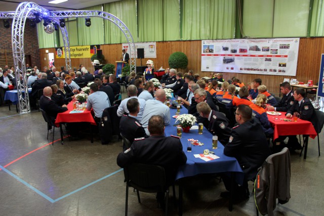 Oberbürgermeister Dennis Weilmann spricht ein Grußwort, Foto: Freiwillige Feuerwehr Heiligendorf