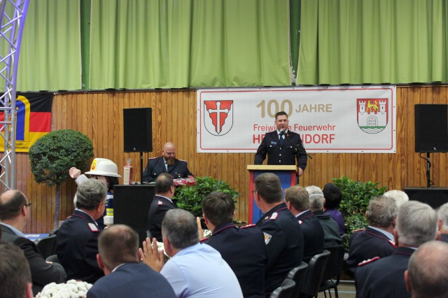 Grußwort und Geschenk des Löschzuges Süd, Foto: Freiwillige Feuerwehr Heiligendorf