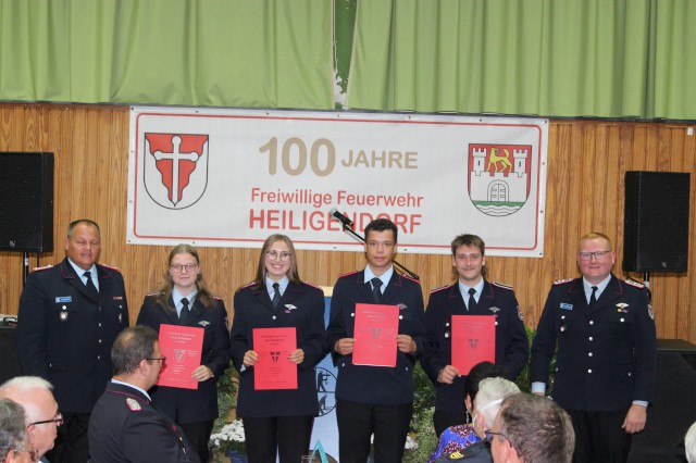 Erhielten eine Ehrenurkunde als Gründungsmitglieder der Kinderfeuerwehr: Janina Kienel, Ann-Linn Zachow, Nico Feliciano und Kilian Mrozek, Foto: Freiwillige Feuerwehr Heiligendorf