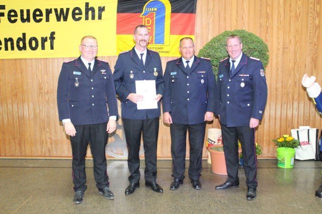 Fabian Grassau bekam die Ehrenmedaille des Feuerwehrverbandes Wolfsburg in Bronze, Foto: Freiwillige Feuerwehr Heiligendorf