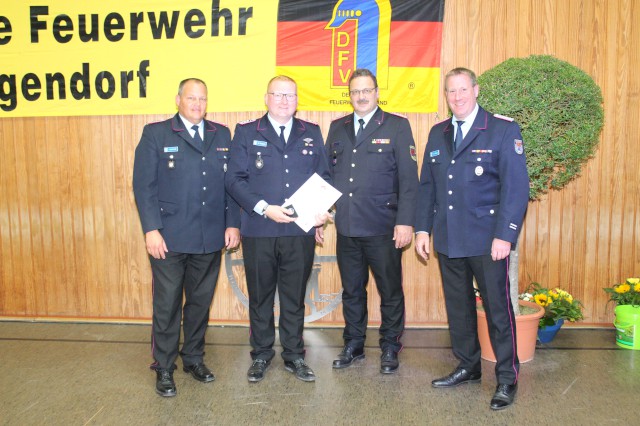 Maurice Grassau erhielt die Ehrennadel des Landesfeuerwehrverbandes Niedersachsen in Bronze, Foto: Freiwillige Feuerwehr Heiligendorf