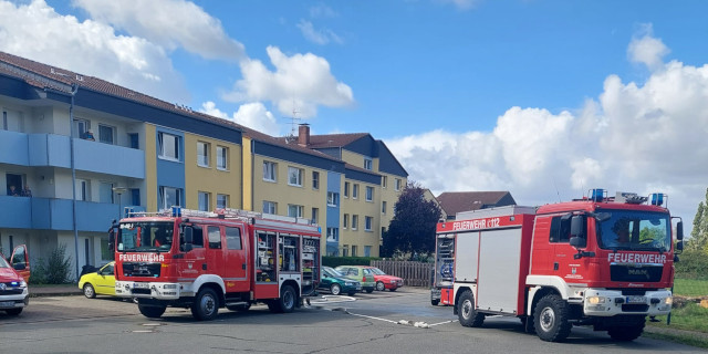 Die Wasserversorgung steht, während der Angriffstrupp die Wohnung erkundet, Foto: Freiwillige Feuerwehr Heiligendorf