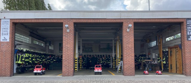 Unsere Fahrzeughalle ist derweil mit Ersatzfahrzeugen besetzt, Foto: Freiwillige Feuerwehr Heiligendorf