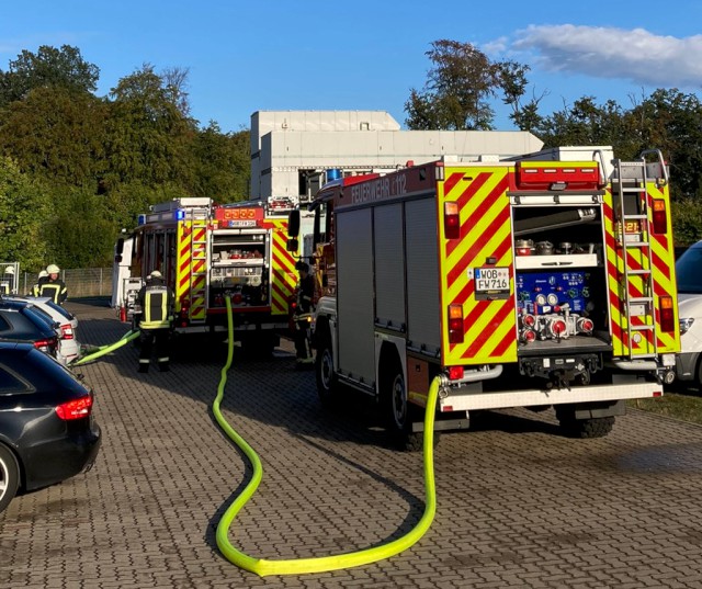 Das HLF wird aus dem TLF nachgespeist, Foto: Freiwillige Feuerwehr Heiligendorf