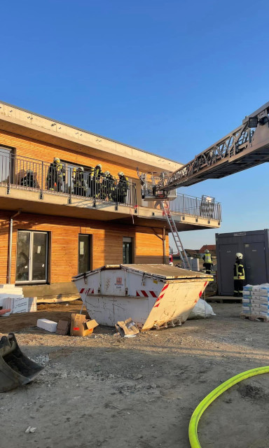 Menschenrettung über den Balkon mittels Drehleiter, Foto: Löschzug Süd