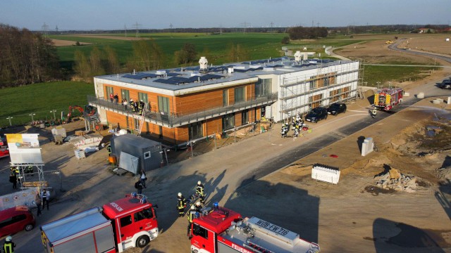 Menschenrettung durch Haupteingang und über den Balkon, Foto: Löschzug Süd