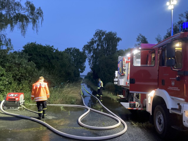 Einsatz 20: Tausende Liter wurden pro Minute wieder zurückgepumpt, Foto: Freiwillige Feuerwehr Wolfsburg