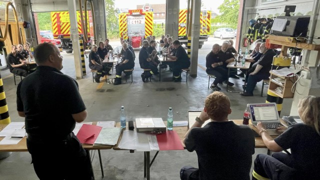 Dienstversammlung Juni 2023: Wegen der Wärme in der Fahrzeughalle, Foto: Freiwillige Feuerwehr Heiligendorf