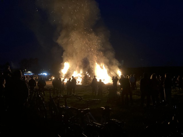Das Osterfeuer ist entzündet ..., Foto: Freiwillige Feuerwehr Heiligendorf