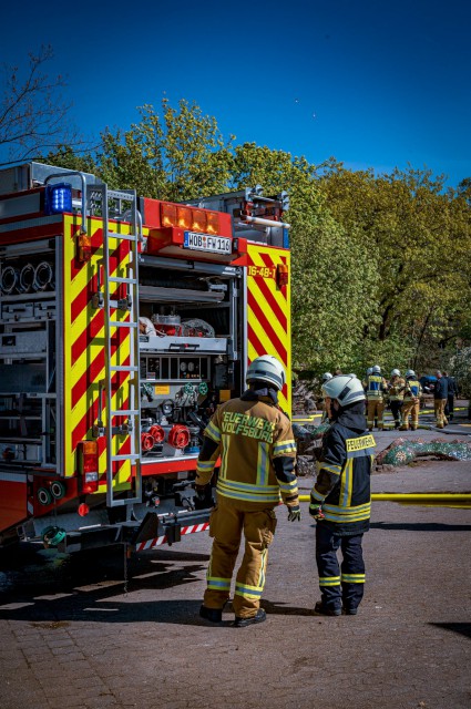 Übung des Löschzugs Süd in der Grundschule Hasenwinkel in Neindorf, Foto: @feuerwehrmann_hd