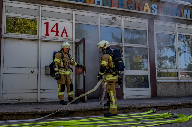 Übung des Löschzugs Süd in der Grundschule Hasenwinkel in Neindorf, Foto: @feuerwehrmann_hd