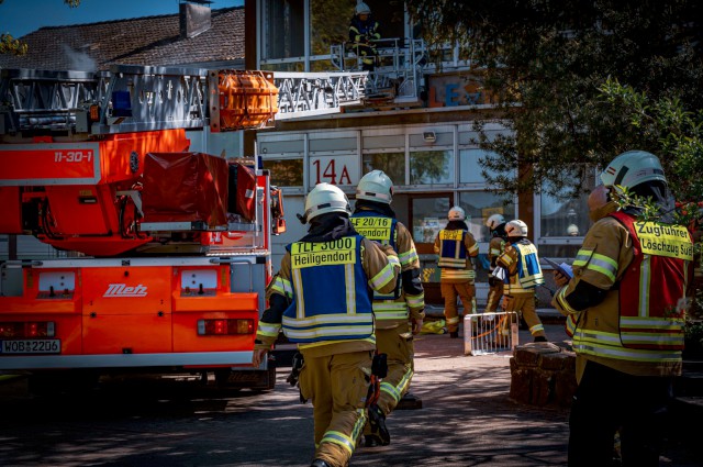 Übung des Löschzugs Süd in der Grundschule Hasenwinkel in Neindorf, Foto: @feuerwehrmann_hd