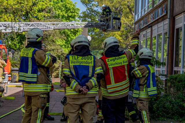 Übung des Löschzugs Süd in der Grundschule Hasenwinkel in Neindorf, Foto: @feuerwehrmann_hd