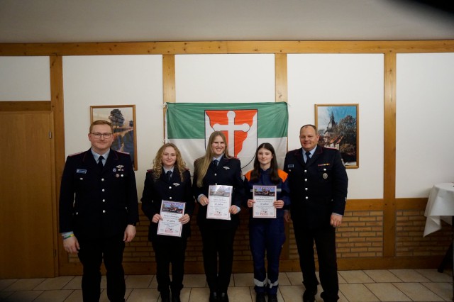 JHV: FFH-Interne Ehrungen für 10 Jahre aktive Mitgliedschaft, Foto: Freiwillige Feuerwehr Heiligendorf