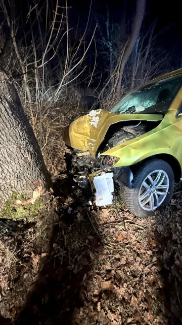 Einsatz 3 / 2026, H_2_Y - Verkehrunfall, PKW gegen Baum in Barnstorf, Foto: Freiwillige Feuerwehr Heiligendorf