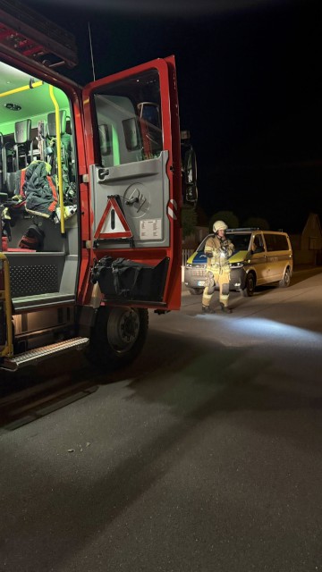 Einsatz 15 / 2026, B_1 - brennender PKW auf dem Hof, Foto: Freiwillige Feuerwehr Heiligendorf