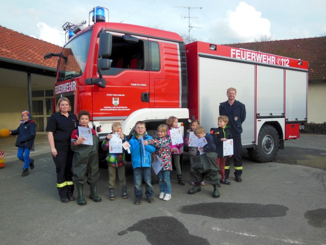Feuerwehr AG im Jahr 2014: die Teilnehmer mit Urkunde, Foto: Freiwillige Feuerwehr Heiligendorf