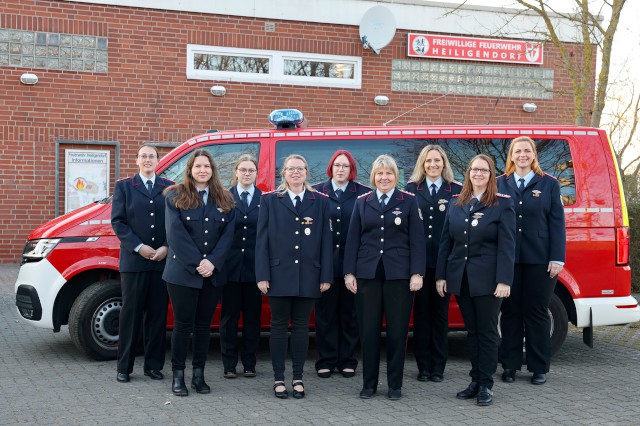 Gruppenfoto der Feuerwehrfrauen am 13. März 2022, Foto: Matthias Leitzke, www.photodesign-wolfsburg.de