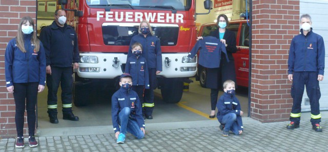 Die neuen Softshell-Jacken werden vorgestellt, Foto: Freiwillige Feuerwehr Heiligendorf