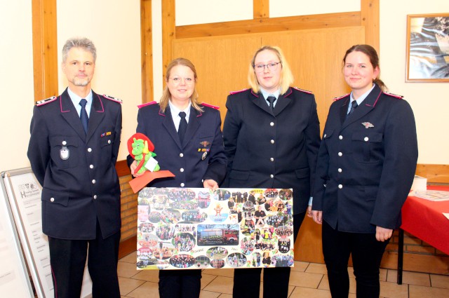 Ina Brandes wird als langjährige Kinderfeuerwehrwartin verabschiedet, Holger und Ina tauschen nun die Rollen, Foto: Freiwillige Feuerwehr Heiligendorf