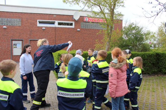 Vorbereitung auf den Orientierungsmarsch, Foto: Freiwillige Feuerwehr Heiligendorf