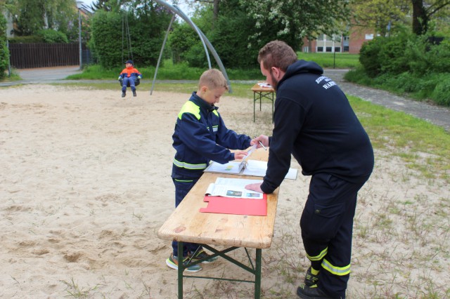 Spiel 1: 1. Merke Dir die richtige Reihenfolge dreier Farben, ... , Foto: Freiwillige Feuerwehr Heiligendorf