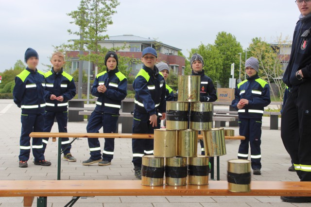 Spiel 2: Dosen werfen, Foto: Freiwillige Feuerwehr Heiligendorf