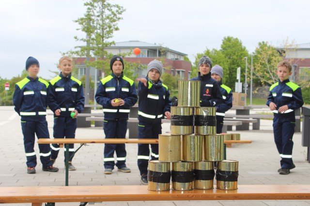 Spiel 2: Dosen werfen, Foto: Freiwillige Feuerwehr Heiligendorf