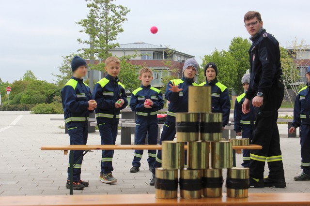 Spiel 2: Dosen werfen, Foto: Freiwillige Feuerwehr Heiligendorf