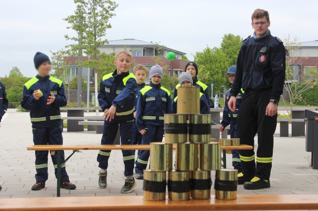 Spiel 2: Dosen werfen, Foto: Freiwillige Feuerwehr Heiligendorf