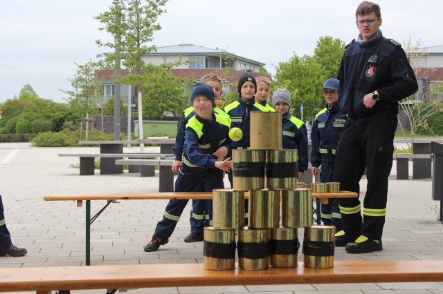 Spiel 2: Dosen werfen, Foto: Freiwillige Feuerwehr Heiligendorf