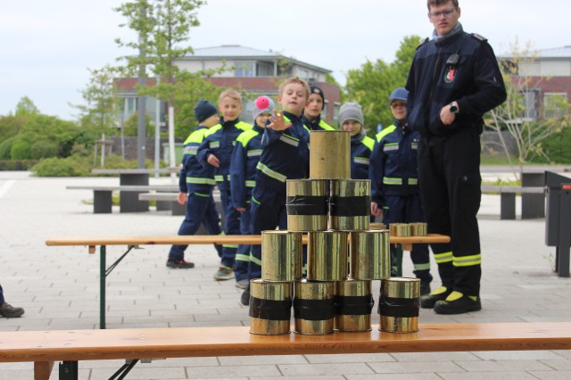 Spiel 2: Dosen werfen, Foto: Freiwillige Feuerwehr Heiligendorf