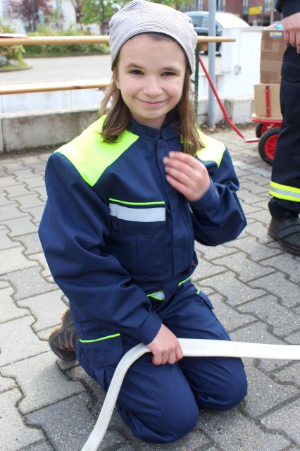 Spiel 4: Eine Murmel soll durch die 15 m D-Schlauch durch, Foto: Freiwillige Feuerwehr Heiligendorf