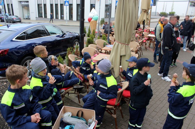 Kurz vor dem Ziel noch ein leckeres Eis, Foto: Freiwillige Feuerwehr Heiligendorf