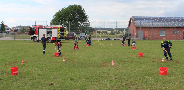 Wasserspiele auf dem alten Sportplatz, Foto: Freiwillige Feuerwehr Heiligendorf