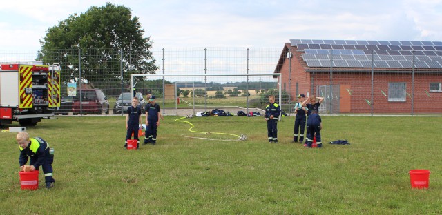 Wasserspiele auf dem alten Sportplatz, Foto: Freiwillige Feuerwehr Heiligendorf