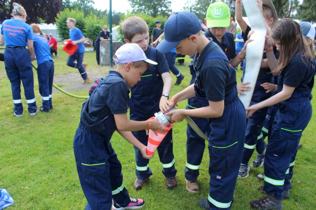 Das Wassertransportspiel als Abschluss des Orientierungsmarschs, Foto: Freiwillige Feuerwehr Heiligendorf