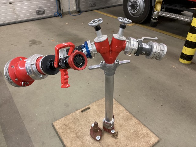 Skulptur aus wasserführenden Armaturen, Foto: Freiwillige Feuerwehr Heiligendorf