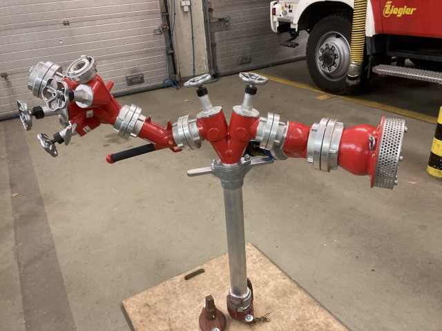 Skulptur aus wasserführenden Armaturen, Foto: Freiwillige Feuerwehr Heiligendorf